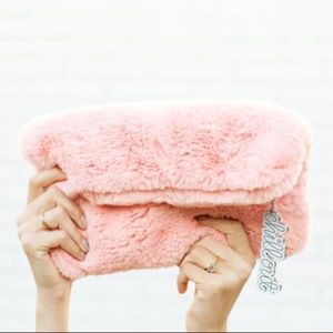 studio diy | can’t clutch this faux fur pink foldover bag